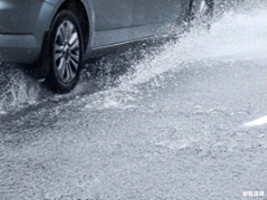 新能源汽车遇到暴雨和积水，还安全吗？